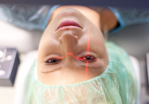 Welche Premiumlaserbehandlungen bietet Augenlaservip an?